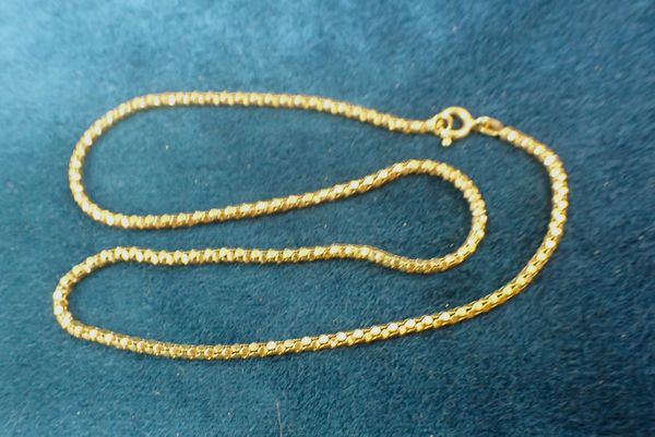 AN 18CT GOLD FANCY CHAIN-LINK NECKLACE