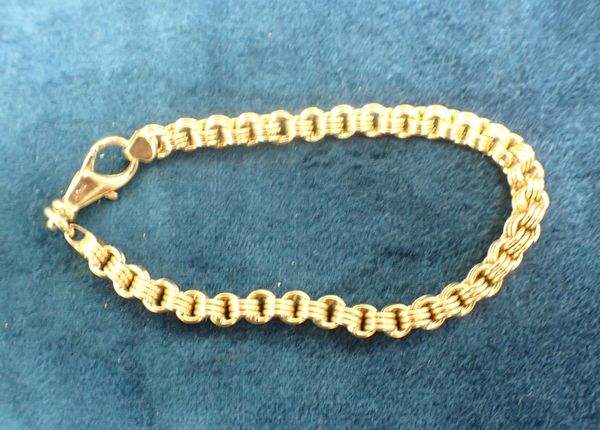 A 9CT GOLD FANCY CHAIN-LINK BRACELET