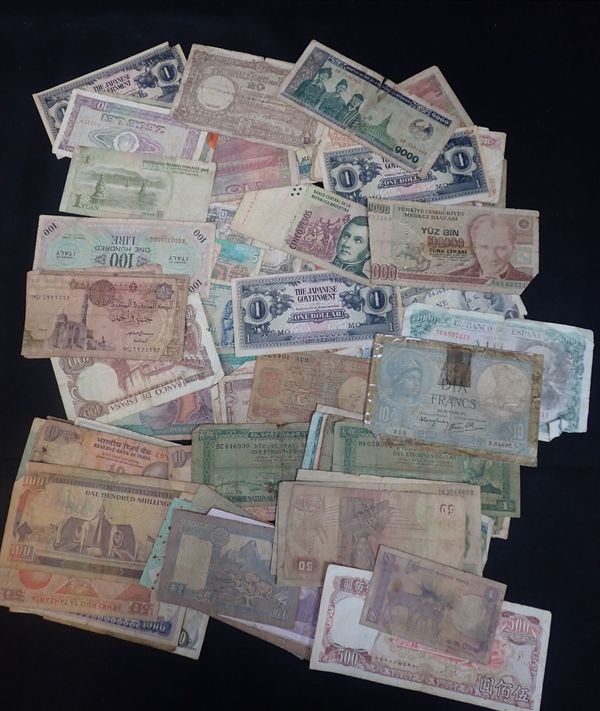 A COLLECTION OF VARIOUS WORLD BANKNOTES