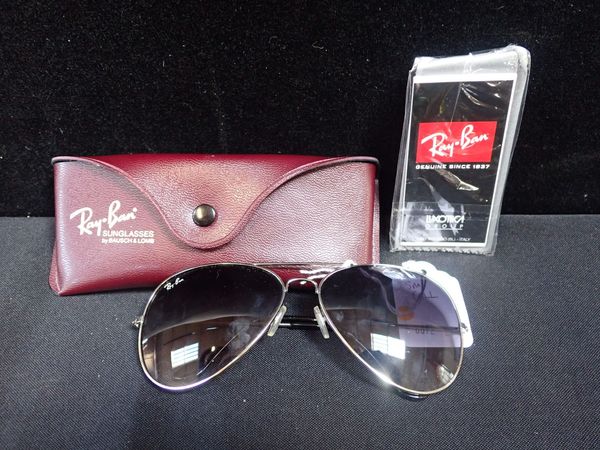 A PAIR OF 'RAY-BAN' SUNGLASSES, CASED