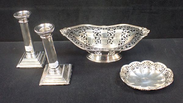 A GEORGE  V SILVER OVAL SWING HANDLED BONBON DISH