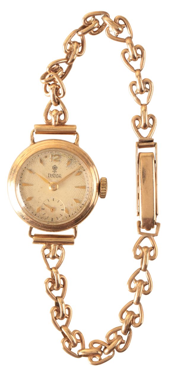 TUDOR: A LADY'S 9CT GOLD BRACELET WATCH