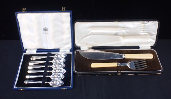 A CASED SET OF MAPPIN AND WEBB GRAPEFRUIT SPOONS