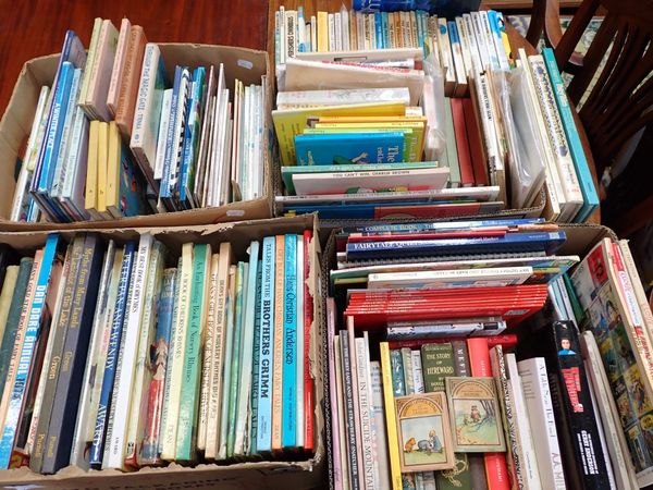 A QUANTITY OF CHILDRENS' BOOKS