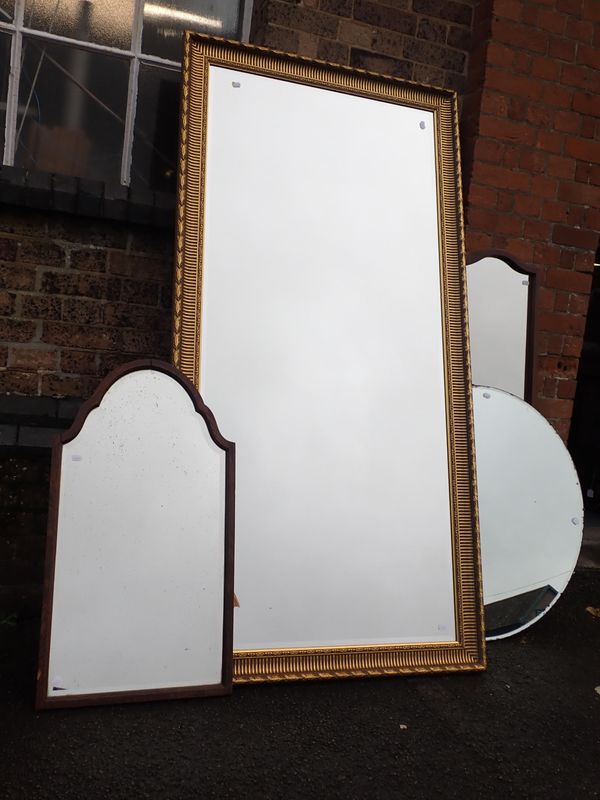 A LARGE GILT FRAMED WALL MIRROR