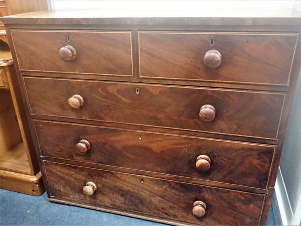 A GEORGE III MAHOGANY CHEST OF DRAWERS