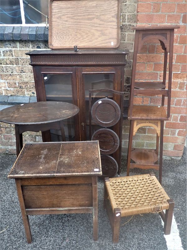 A PAIR OF EDWARDIAN MAHOGANY OCCASIONAL TABLES