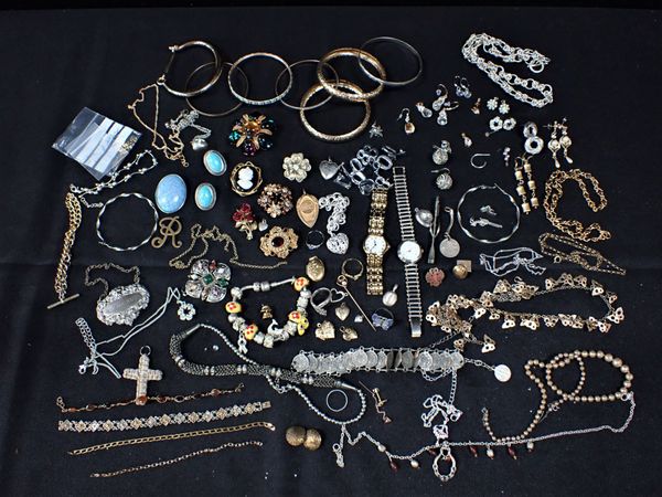 A COLLECTION OF COSTUME JEWELLERY