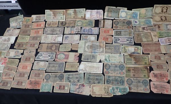 A COLLECTION OF WORLD BANKNOTES