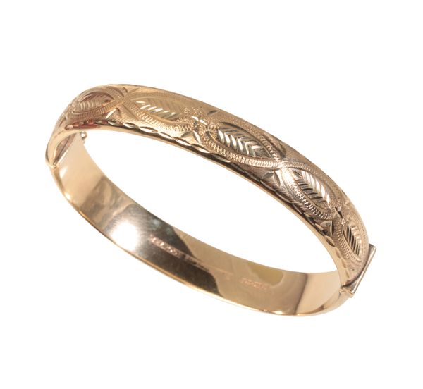 A VINTAGE HINGED GOLD BANGLE