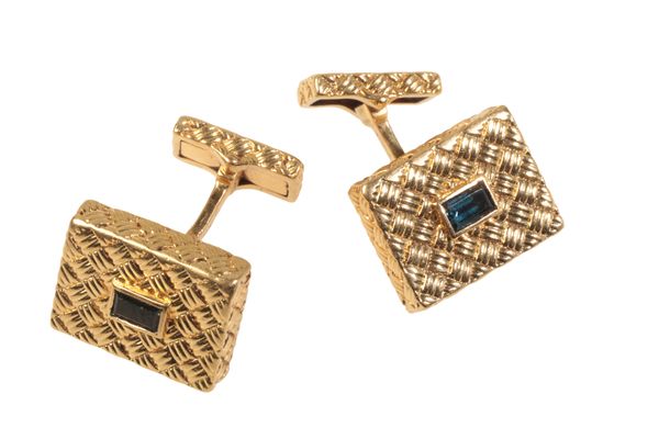 A PAIR OF VINTAGE SAPPHIRE CUFFLINKS