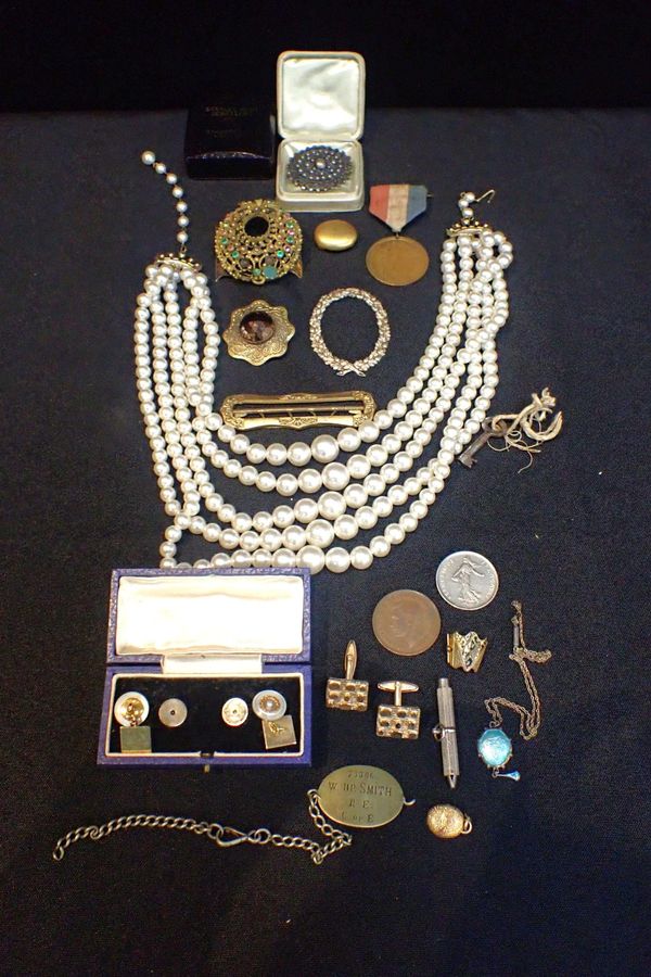 A COLLECTION OF COSTUME JEWLLERY