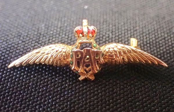 A 9ct GOLD RAF SWEETHEART BROOCH