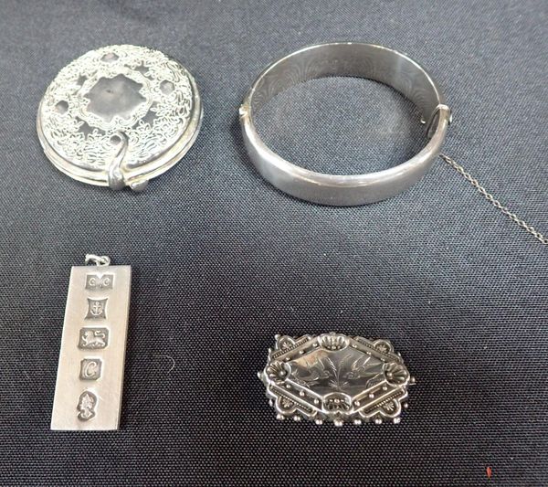 A COLLECTION OF SILVER JEWELLERY
