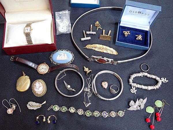 A SILVER HINGED BANGLE, AND OTHER JEWELLERY