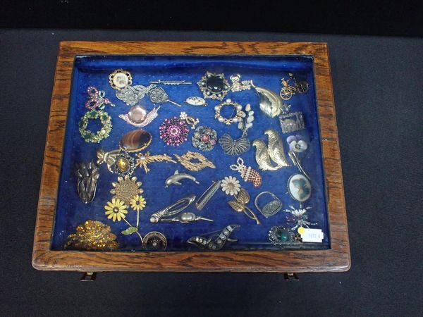 A COLLECTION OF VINTAGE BROOCHES