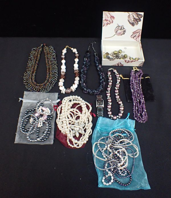 A COLLECTION OF COSTUME JEWELLERY