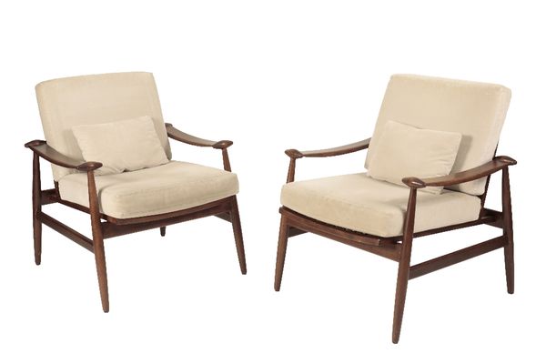 PAIR OF OUTDOOR LOUNGE CHAIRS