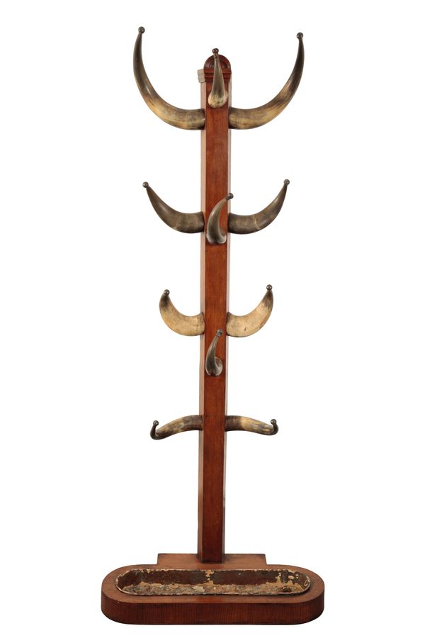 OAK AND HORN MOUNTED HALL STAND