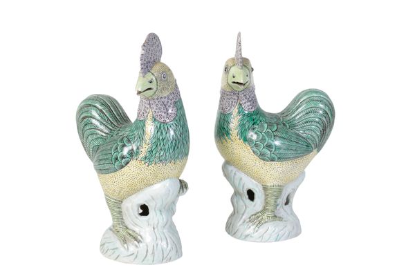 PAIR OF FAMILLE-VERTE GLAZED POTTERY ROOSTERS, QING DYNASTY, 19TH CENTURY