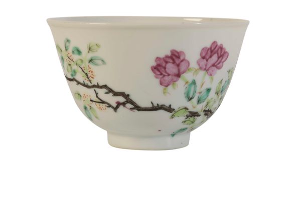 FAMLILLE ROSE TEA BOWL, GUANGXU SIX CHARACTER MARK AND OF THE PERIOD