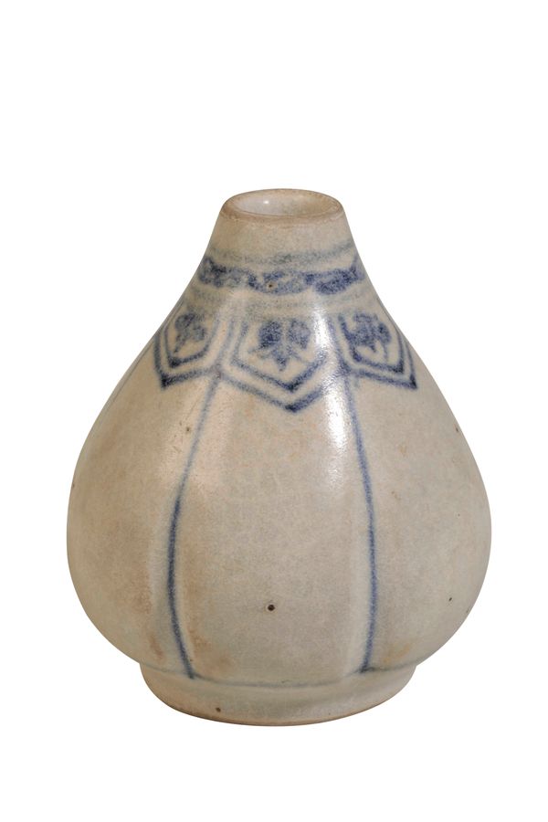 SMALL ANNAMESE BLUE AND WHITE VASE, 15TH CENTURY