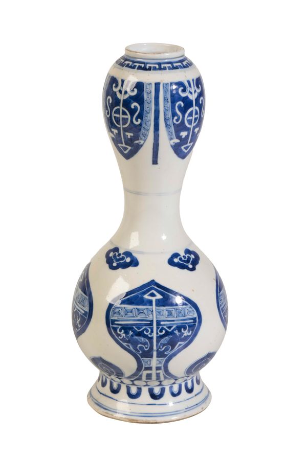 BLUE AND WHITE 'ARCHAISTIC' GARLIC MOUTH VASE, KANGXI SIX CHARACTER MARK AND OF THE PERIOD