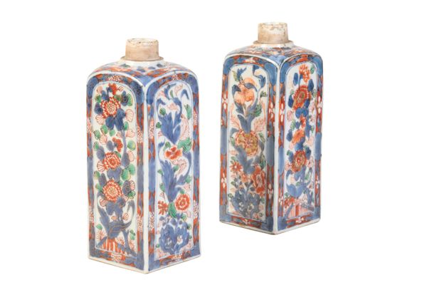 PAIR OF IMARI TEA CANNISTERS, KANGXI PERIOD