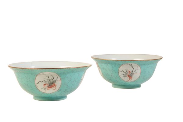 PAIR OF FAUX TURQUOISE-GROUND MEDALLION BOWLS, QIANLONG SEAL MARKS AND OF THE PERIOD
