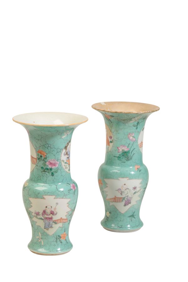 A PAIR OF FAMILLE ROSE AND FAUX-TURQUOISE VASES, QIANLONG / JIAQING PERIOD