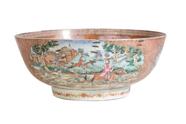 RARE CHINESE EXPORT 'MANDERIN PALETTE' FOXHUNTING BOWL, QIANLONG PERIOD