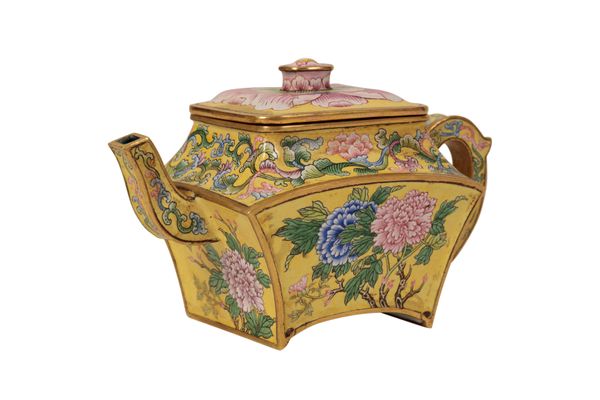 YELLOW-GROUND FAMILLE ROSE ENAMEL WINE EWER