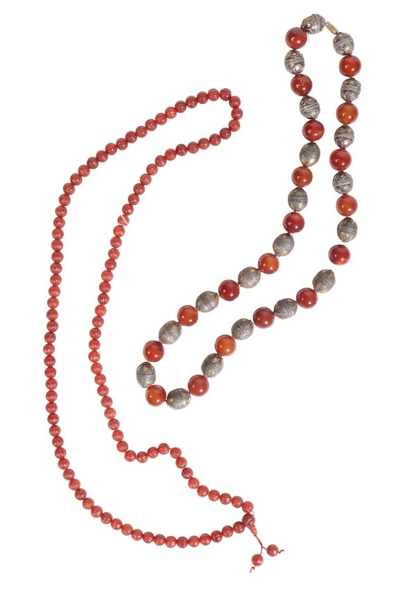 AN AGATE AND SILVER BEAD NECKLACE, YEMEN,
