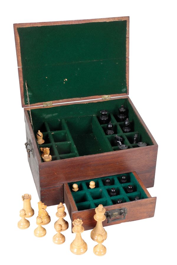 A LATE VICTORIAN /EDWARDIAN TURNED BOXWOOD AND EBONISED STAUNTON PATTERN CHESS SET,