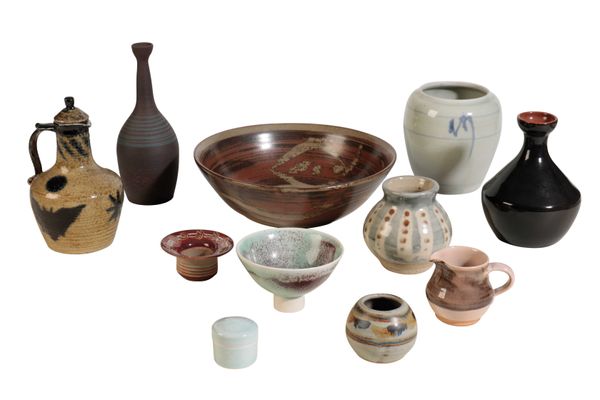 A QUANTITY OF STUDIO POTTERY WARES