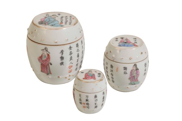 GRADUATED SET OF THREE FAMILLE ROSE BARREL-FORM BOXES, LATE QING DYNASTY