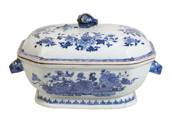 CHINESE EXPORT BLUE AND WHITE TUREEN AND COVER , QIANLONG PERIOD