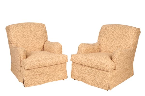 A PAIR OF UPHOLSTERED 'BRIDGEWATER' ARMCHAIRS BY HOWARD CHAIRS LTD