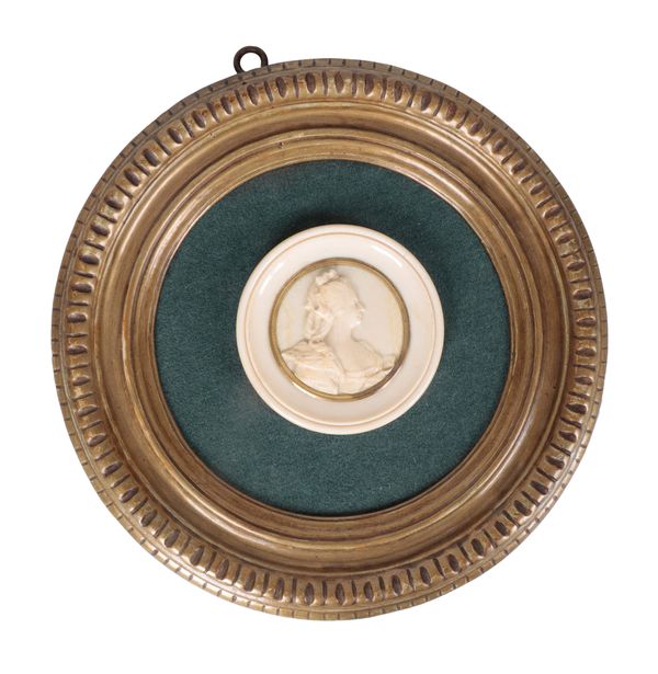 A CONTINENTAL RELIEF CARVED IVORY PORTRAIT ROUNDEL,