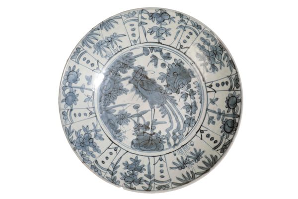 LARGE SWATOW BLUE AND WHITE DISH, 16TH / 17TH CENTURY