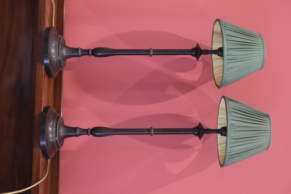 A PAIR OF BRONZE TABLE LAMPS