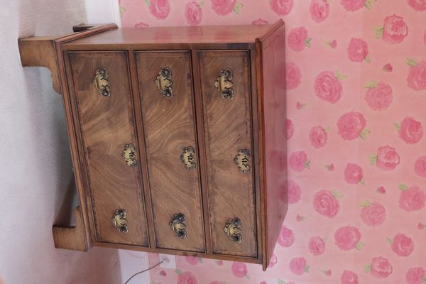 A GEORGE II STYLE MAHOGANY CHEST OF DRAWERS