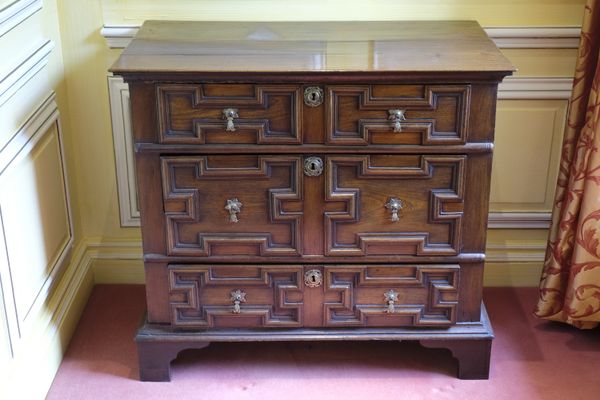 A WILLIAM AND MARY STYLE OAK CHEST OF DRAWERS