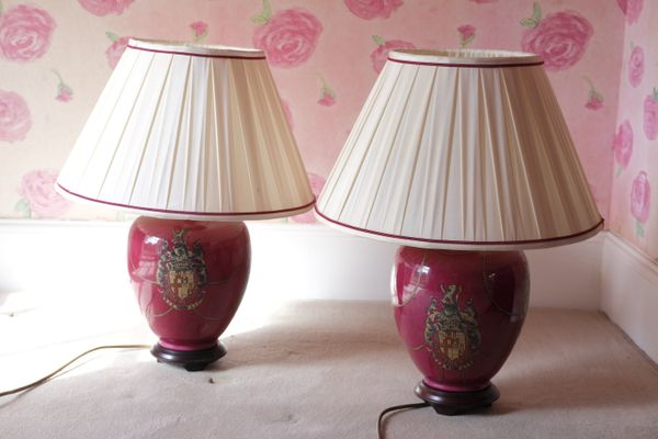 A PAIR OF CERAMIC TABLE LAMPS
