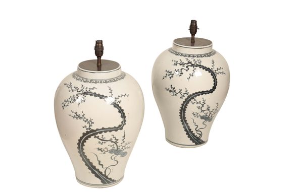 A PAIR OF CHINESE BLUE AND WHITE GLAZED CERAMIC VASES FITTED AS TABLE LAMPS, RETAILED BY PAOLO MOSCHINO,