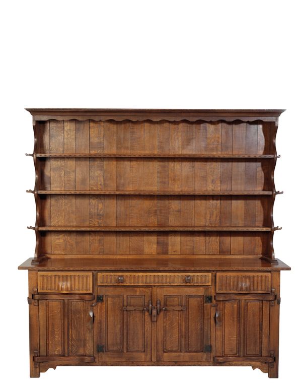 * NIGEL GRIFFITHS: A HANDMADE OAK DRESSER