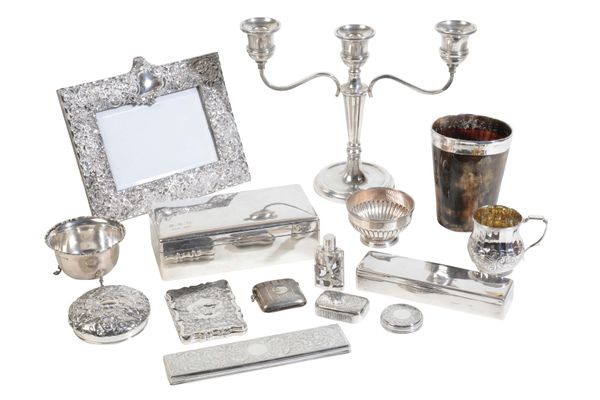 A GROUP OF SILVER AND SILVER MOUNTED ITEMS,