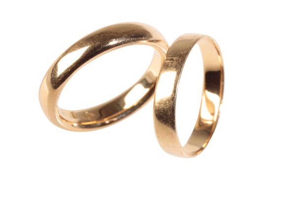 AN 18CT YELLOW GOLD WEDDING BAND