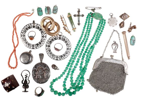 A COLLECTION OF COSTUME JEWELLERY