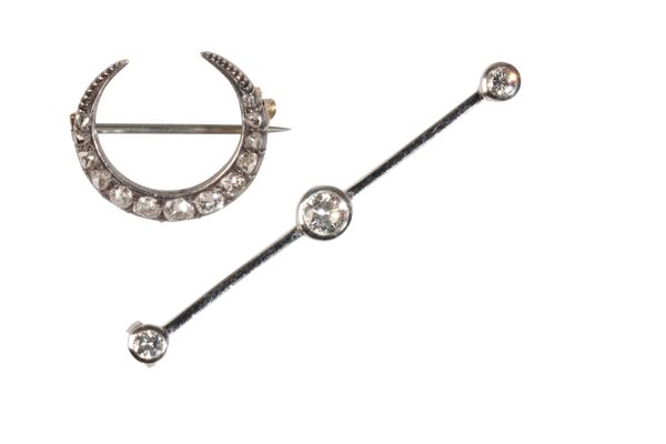 A THREE STONE DIAMOND BAR BROOCH